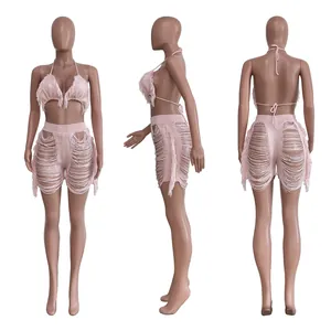 Vorder-, Seiten- und Rückansicht eines rosa gestrickten Bikinisets mit Fransen-Shorts