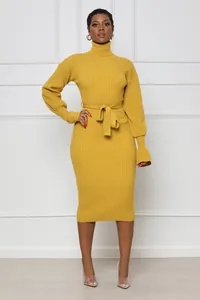 Vue détaillée d'une robe en tricot côtelé jaune moutarde à col roulé avec ceinture