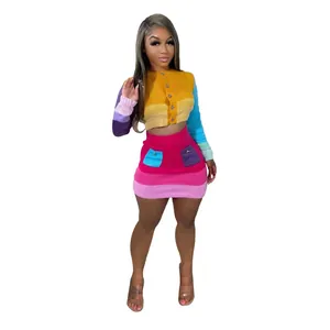 Ensemble tricoté main color-block avec cardigan court et mini-jupe
