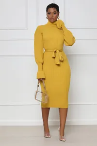 Vue complète d'une robe en maille jaune moutarde montrant la texture, la taille et les manches