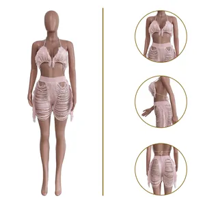 Detailansicht des rosa gestrickten Halter-Bikini-Sets mit ausgefransten Shorts für Damen