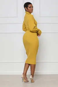 Vue latérale d'une robe midi en maille côtelée à col roulé jaune moutarde avec ceinture