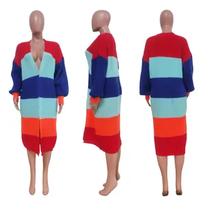 Cardigan long en maille color-block avec coupe oversize et motifs à rayures vives.