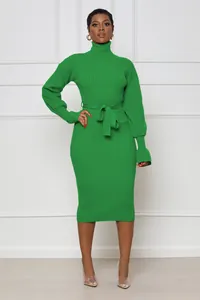 Portrait d'une robe en maille côtelée verte à col montant avec ceinture nouée