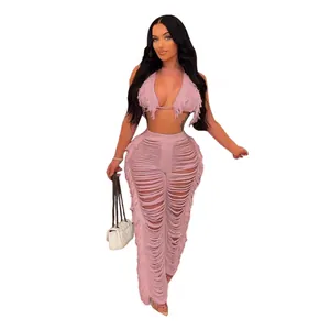 Détail du haut de bikini à franges roses et de l'ensemble pantalon de plage assorti