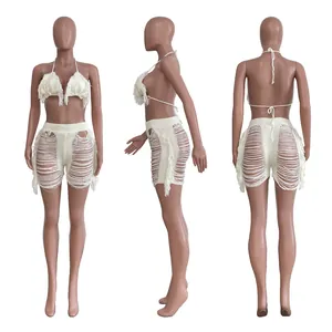 Crèmeweißes Strick-Bikini-Set mit Fransen-Oberteil und hohlen Shorts, drei Ansichten.