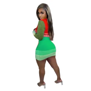 Ensemble mini-jupe sexy en tricot artisanal aux tons vifs vert et rouge très contrastés