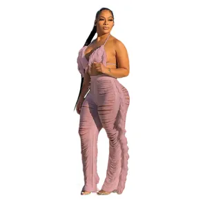 Vue complète de l'ensemble bikini à franges rose et du pantalon de plage en tricot