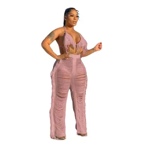 Vue détaillée d'un ensemble de bikini en tricot rose avec pantalon de plage à franges.