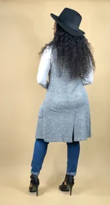 Vista trasera detallada de mujer con chaleco de punto gris sin mangas casual