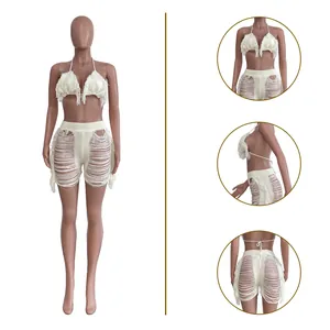 Mehrere Detailansichten des cremefarbenen Strick-Bikini-Sets mit Fransen und Shorts