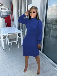 Elegante abito in maglia a trecce blu reale con collo alto e bordo a volant.