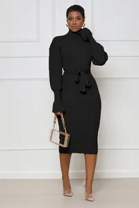 Robe midi élégante en maille côtelée noire à col roulé avec une ceinture à nouer