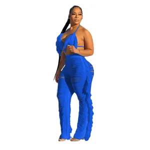 Vue d'ensemble d'un haut bleu à franges et d'un pantalon en maille déchirée sur modèle