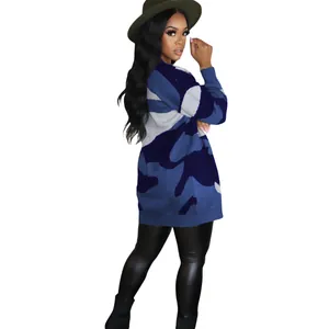 Elegante cardigan in maglia mimetica blu da donna abbinato a leggings in pelle neri