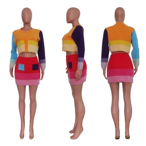 Vue complète montrant les détails avant, latéraux et arrière de cet ensemble en tricot.