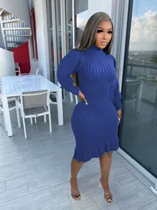 Vestito corto blu in maglia a trecce con collo alto e volant sul fondo