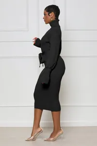 Élégante robe midi en maille côtelée noire pour femme avec col roulé et ceinture