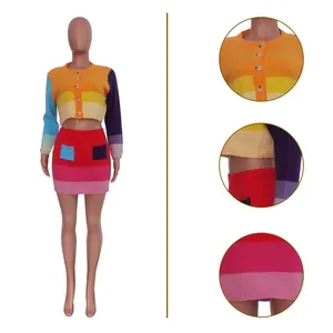 Vue détaillée montrant la texture de l'ensemble haut court et mini-jupe en tricot