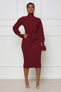 Élégante robe en maille côtelée bordeaux avec col roulé et détails de ceinture