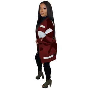 Elegante cardigan in maglia mimetica bordeaux da donna con un audace design astratto