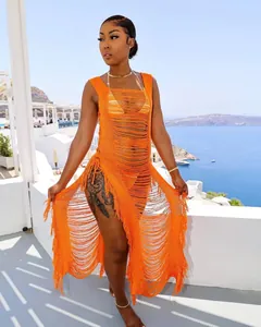 Detailansicht des leuchtend orangen Strick-Strandkleides mit Fransen und Durchbruchmuster