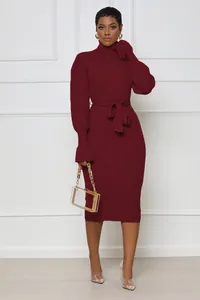 Robe midi élégante en maille côtelée bordeaux avec col roulé et ceinture à la taille