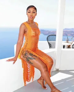 Detailansicht des leuchtend orangefarbenen Häkel-Strandkleids mit Fransen für Damen