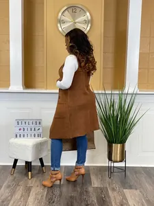 Elegante vista trasera de un chaleco largo de punto marrón sin mangas en una modelo