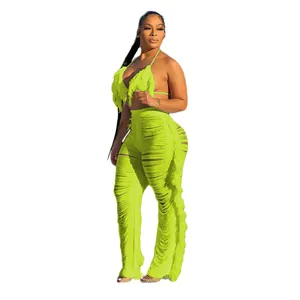 Vue d'ensemble d'un ensemble bikini à franges vert fluo et pantalon de plage en tricot assorti
