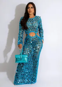 Vista intera dell'abito da spiaggia blu in maglia traforata con paillettes e cut-out
