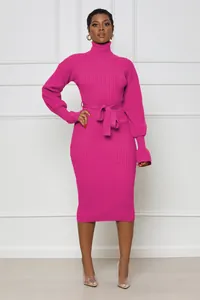 Robe élégante en tricot côtelé magenta à col roulé avec ceinture à nouer chic