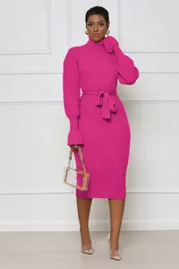 Robe midi élégante en maille côtelée magenta avec col roulé et ceinture à la taille.