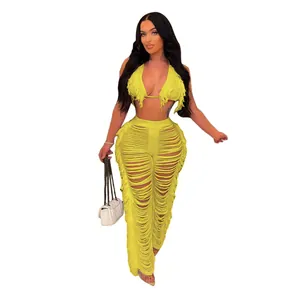 Vue détaillée de l'ensemble bikini à franges jaune et pantalon de plage en tricot.