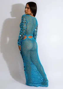 Dettaglio dell'abito da spiaggia all'uncinetto blu con scintillanti paillettes
