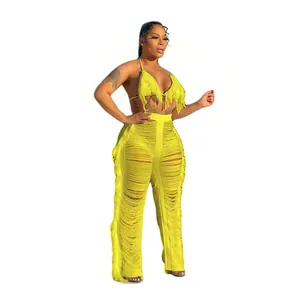 Détail de l'ensemble jaune 2 pièces avec haut de bikini à franges et pantalon tricoté