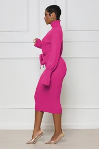 Vue de profil d'une robe en tricot rose vif à col roulé avec ceinture et texture côtelée