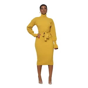 Vue complète d'une robe midi en tricot jaune moutarde à col roulé avec ceinture à nouer.