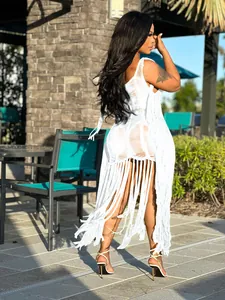 Vue détaillée d'une robe de plage sexy en crochet blanc avec d'élégantes franges