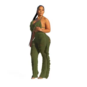 Vue d'ensemble de l'ensemble bikini en tricot vert olive avec franges et détails