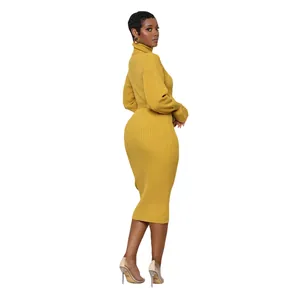 Détail élégant de la vue arrière d'une robe midi en maille à col roulé jaune moutarde