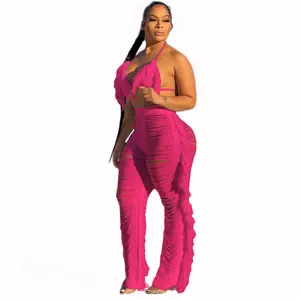 Vue d'ensemble d'un ensemble haut de bikini et pantalon de plage en tricot rose à franges