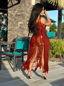 Vue de dos d'une robe de plage sexy en crochet rouge avec de longs détails de franges.