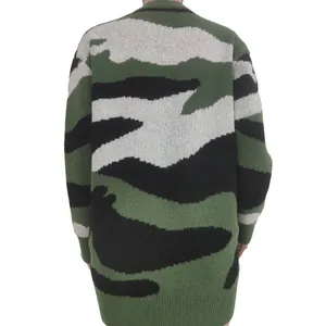 Vista posteriore di un cardigan in maglia a maniche lunghe da donna con motivo mimetico