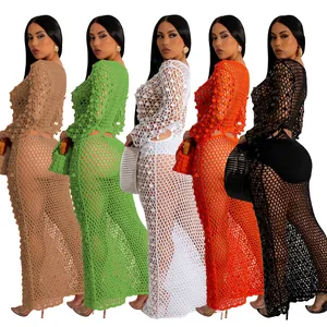 Molteplici colori di abiti da spiaggia in maglia fatti a mano con paillettes lucide