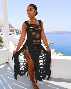 Schwarzes Häkel-Strandkleid mit Quasten, Cut-Outs und Fransen für den Urlaub.
