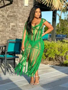 Gros plan sur les franges crochetées à la main de cette robe de plage verte ajourée