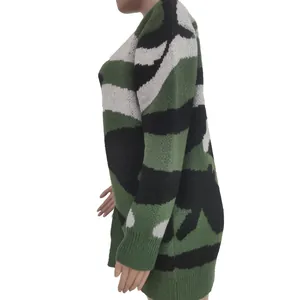 Vista laterale del cardigan casual in maglia mimetica verde con polsini a costine