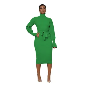 Gros plan montrant la texture de la robe midi en tricot vert vif avec col montant