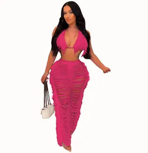 Ensemble bikini rose fuchsia avec haut à franges et pantalon en tricot ajouré assorti